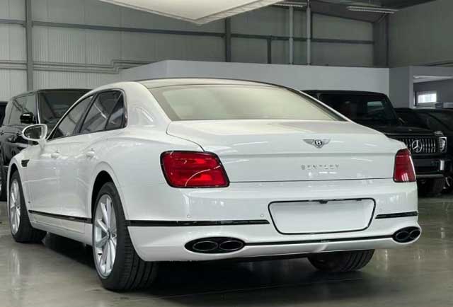 21款 飞驰 4.0T 五座 白