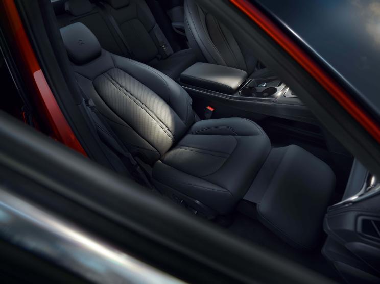 【图】女神副驾彻底能够 并列豪华车品牌D级车的老总座